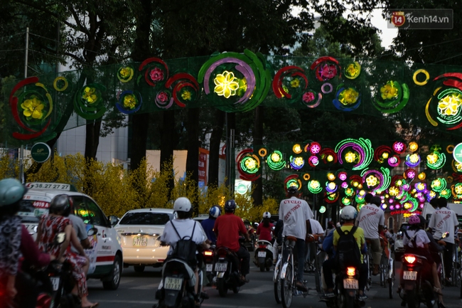 Đèn trang trí Tết trên đường Phạm Ngọc Thạch được chỉnh sửa sau khi người dân chê xấu - Ảnh 11.