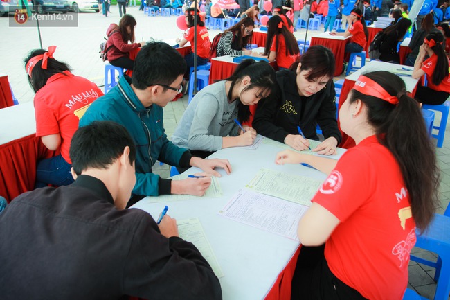 Hàng nghìn bạn trẻ Hà Nội - Sài Gòn hào hứng tham gia hiến máu nhân đạo trong ngày Chủ nhật Đỏ - Ảnh 3.