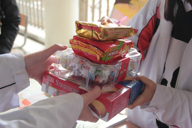 Học sinh Hà Nội tổ chức quyên góp đồ ăn, bánh kẹo sau Tết đi từ thiện - Ảnh 8.