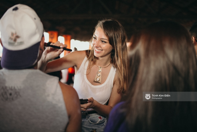 Celine Farach khoe giọng hát ngọt ngào và trổ tài make-up cho fan hâm mộ trong fan-meeting - Ảnh 5.