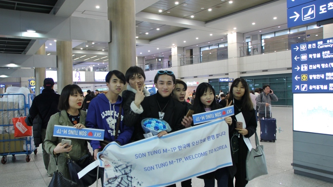 Fan đến sân bay Hàn Quốc từ sáng sớm để chào đón Sơn Tùng M-TP - Ảnh 5.