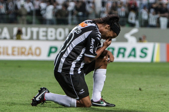 Cầu thủ Costa Rica tái hiện siêu phẩm của Ronaldinho - Ảnh 2.