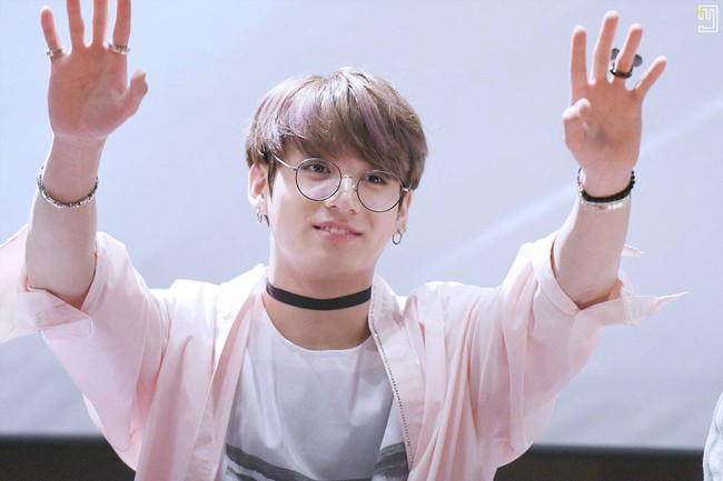 Jungkook( Bts) Khiến Fan Bấn Loạn Vì Quá Dễ Thương Với Kiểu Kính 