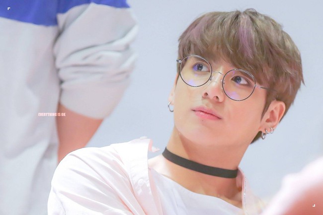 Jungkook( BTS) khiến fan bấn loạn v&igrave; qu&aacute; dễ thương với kiểu k&iacute;nh Harry Potter - Ảnh 2.