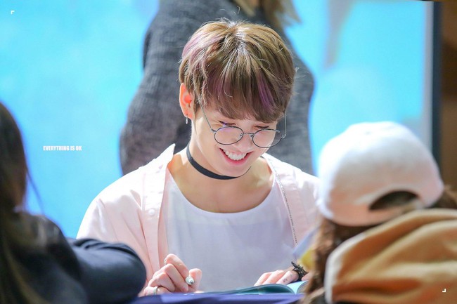 Jungkook( BTS) khiến fan bấn loạn v&igrave; qu&aacute; dễ thương với kiểu k&iacute;nh Harry Potter - Ảnh 3.
