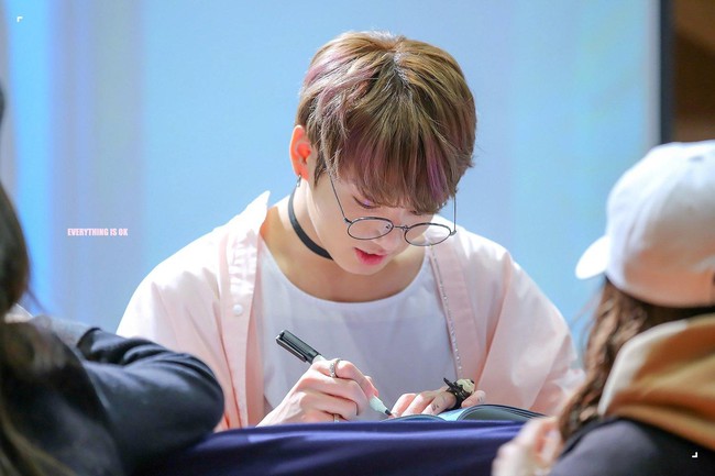 Jungkook( BTS) khiến fan bấn loạn v&igrave; qu&aacute; dễ thương với kiểu k&iacute;nh Harry Potter - Ảnh 4.