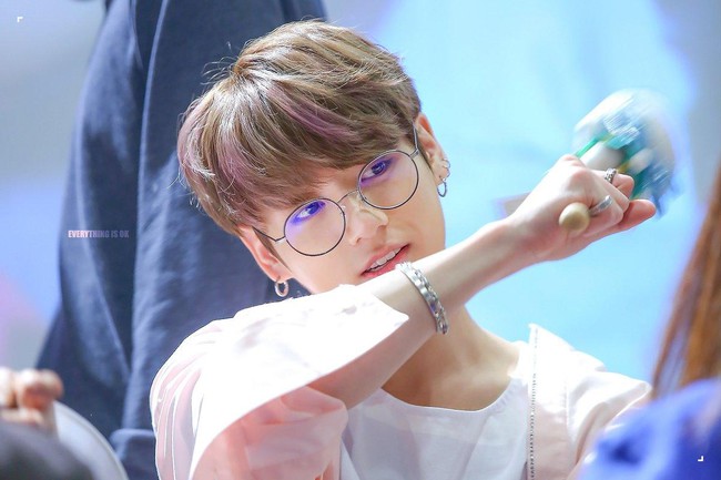 Jungkook( BTS) khiến fan bấn loạn v&igrave; qu&aacute; dễ thương với kiểu k&iacute;nh Harry Potter - Ảnh 5.