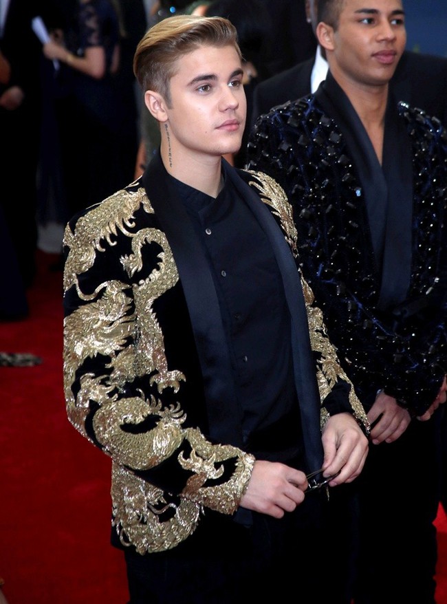 Justin Bieber ng&agrave;y c&agrave;ng k&eacute;m sắc, bị bắt gặp tung tăng b&ecirc;n người đẹp mới - Ảnh 1.