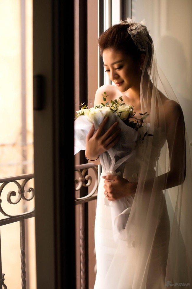 Trọn bộ ảnh cưới đẹp như mơ của An Dĩ Hiên và đại gia bất động sản Macau - Ảnh 1.