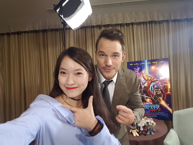 Khánh Vy khoe ảnh selfie, phỏng vấn trực tiếp sao Hollywood - Chris Pratt tại Nhật Bản - Ảnh 5.