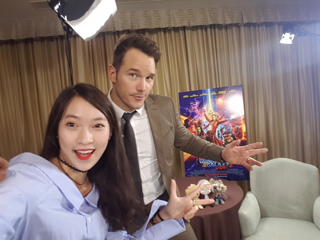 Khánh Vy khoe ảnh selfie, phỏng vấn trực tiếp sao Hollywood - Chris Pratt tại Nhật Bản - Ảnh 4.
