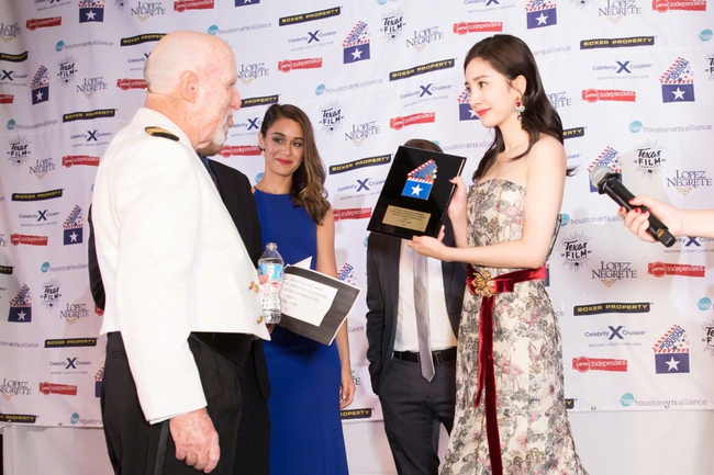 Dương Mịch lấy lại phong độ, khoe dáng ngọc giành giải thưởng Ảnh hậu Quốc tế tại LHP Houston - Ảnh 6.