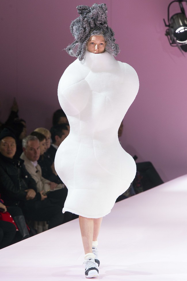 Kỳ lạ: Thiết kế mới nhất của Comme des Garçons giông giống sáng tạo của Đỗ Mạnh Cường - Ảnh 5. Kỳ lạ: Thiết kế mới nhất của Comme des Garçons giông giống sáng tạo của Đỗ Mạnh Cường - Ảnh 5.