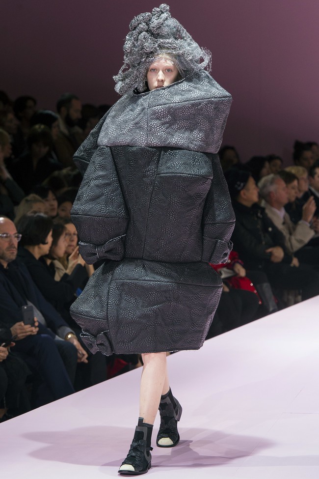 Kỳ lạ: Thiết kế mới nhất của Comme des Garçons giông giống sáng tạo của Đỗ Mạnh Cường - Ảnh 6. Kỳ lạ: Thiết kế mới nhất của Comme des Garçons giông giống sáng tạo của Đỗ Mạnh Cường - Ảnh 6.
