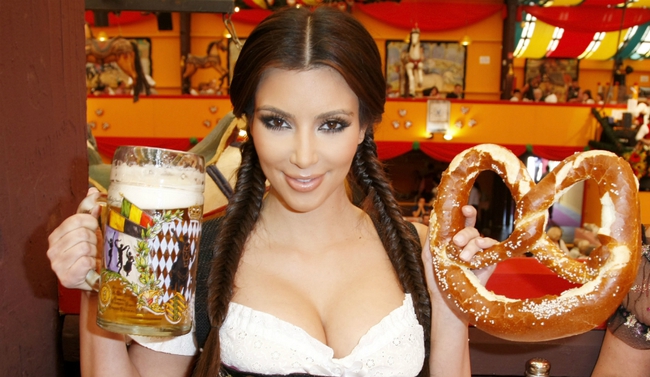 Nữ hoàng lắm chiêu Kim Kardashian sắp viết cả sách dạy nấu ăn khỏa thân? - Ảnh 2.