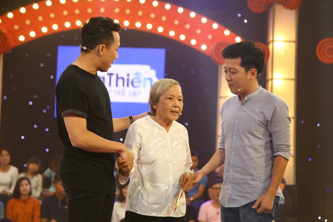 Trấn Thành năn nỉ BTC cho cụ bà 73 tuổi vào Gala Thách thức danh hài - Ảnh 3.