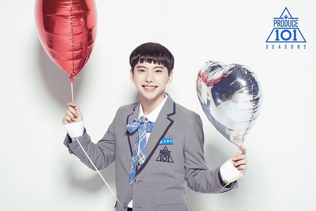 Cha mẹ th&iacute; sinh Produce 101 ra đường ph&aacute;t tờ rơi mong con m&igrave;nh được b&igrave;nh chọn cao - Ảnh 2.