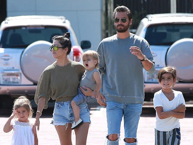 Nhà Kardashian toàn mỹ nhân: Chị cả Kourtney đã U40 và sinh 3 con vẫn có vòng eo gợi cảm - Ảnh 6.