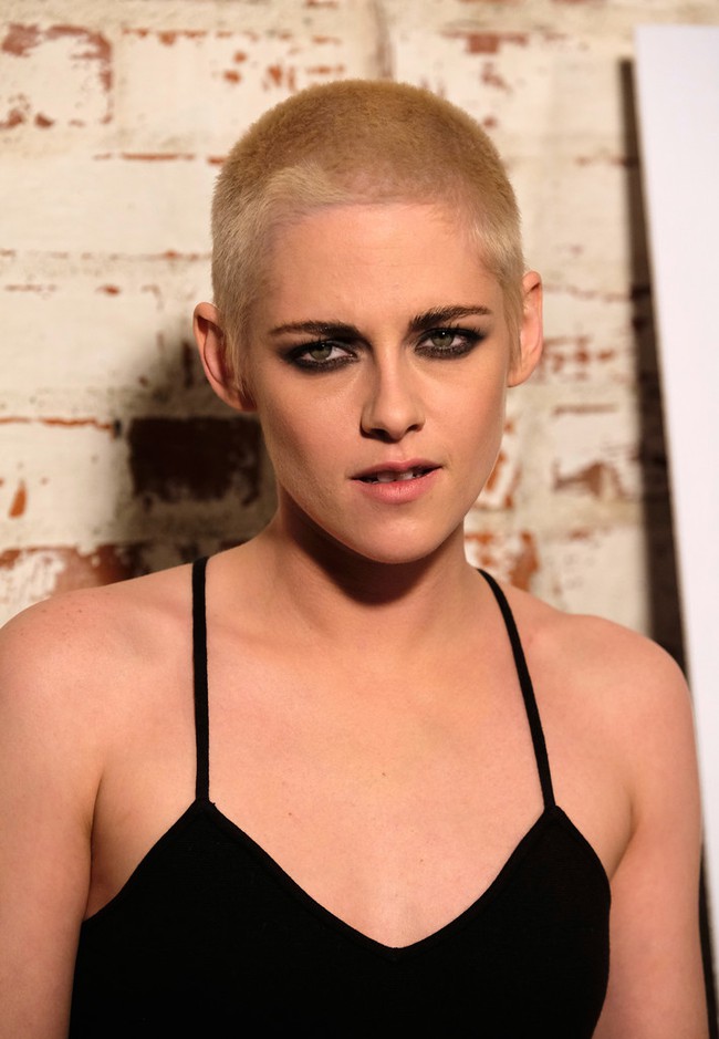 Kristen Stewart gây bất ngờ khi cạo đầu, nhuộm tóc vàng bạc kim quá nam tính - Ảnh 5.