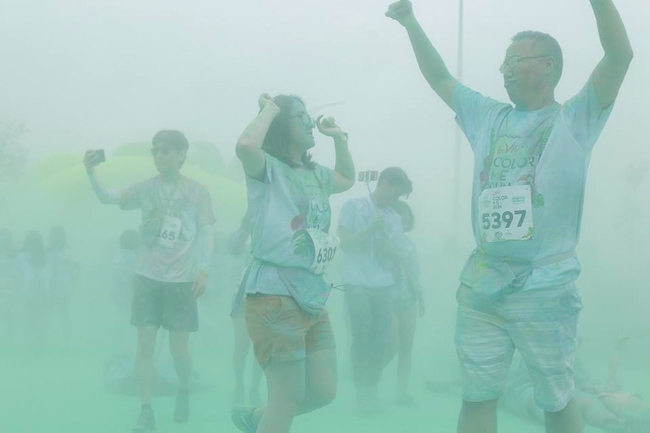 Đến hẹn lại lên, giới trẻ Hà Nội đang quẩy hết mình ở Color me run 2017! - Ảnh 19.