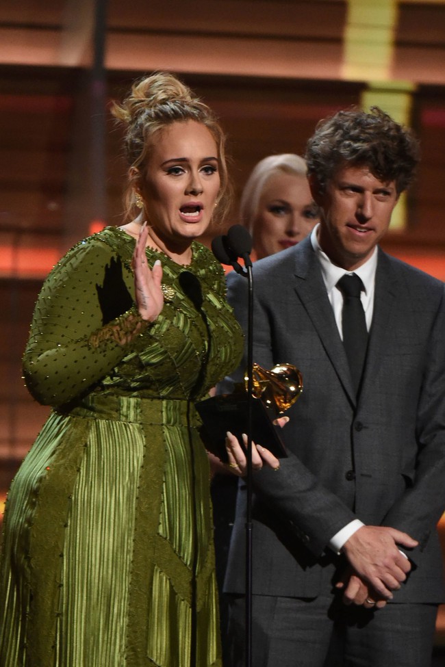 Grammy 2017: Adele bật khóc khi ẵm trọn cả hai giải thưởng quan trọng cuối cùng - Ảnh 1.