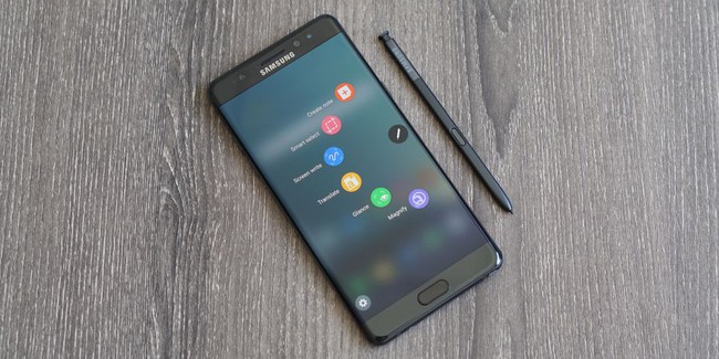 Sau thảm hoạ, Galaxy Note7 từ ngôi sao xuống làm bảo vệ - Ảnh 2.