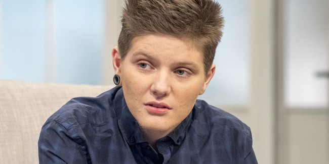 Ch&agrave;ng trai mang thai đầu ti&ecirc;n ở Anh bị dọa giết - Ảnh 1.