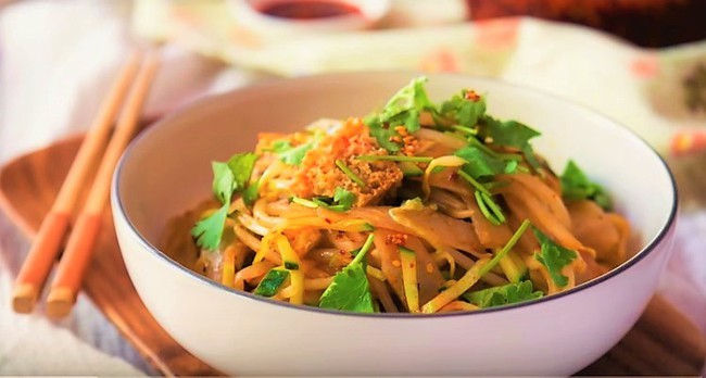 Phở nước, phở cuốn, phở x&agrave;o... giờ c&ograve;n c&oacute; cả gỏi phở nữa - Ảnh 1.