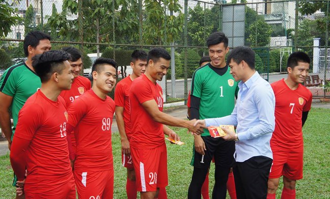 Chủ tịch CLB TPHCM L&ecirc; C&ocirc;ng Vinh l&igrave; x&igrave; năm mới cho c&aacute;c cầu thủ - Ảnh 3.