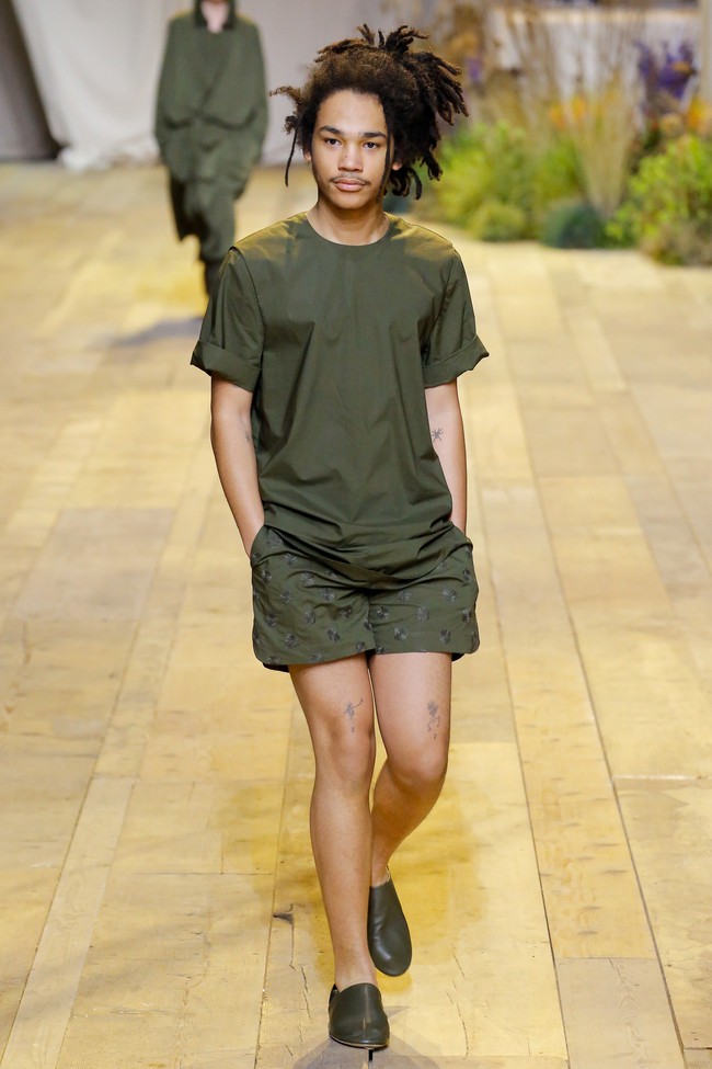 Mặt-đối-mặt tr&ecirc;n đường băng show H&M, Bella Hadid tiếp tục lơ đẹp The Weeknd - Ảnh 17.