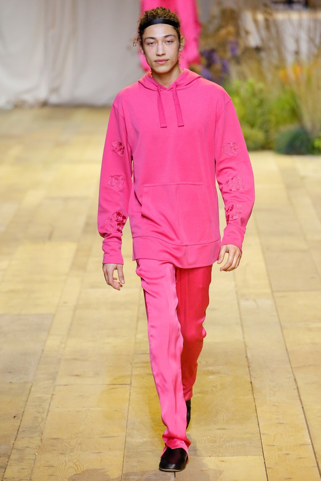 Mặt-đối-mặt tr&ecirc;n đường băng show H&M, Bella Hadid tiếp tục lơ đẹp The Weeknd - Ảnh 23.