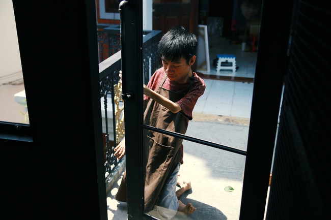 Không chỉ là họa sĩ khuyết tật, Lê Minh Châu đã trở thành chủ quán cafe kết hợp lớp dạy vẽ ở Sài Gòn - Ảnh 9.