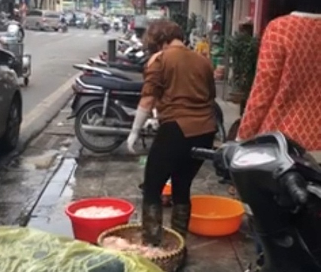Hà Nội: Rửa lòng lợn bằng... chân , quán ăn trên phố cổ bị phạt 4,6 triệu đồng - Ảnh 1.