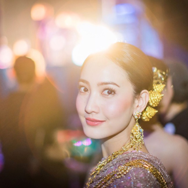 Vẻ đẹp thần thánh của các mỹ nhân hàng đầu Thái Lan trong trang phục truyền thống đón Tết Songkran - Ảnh 21.