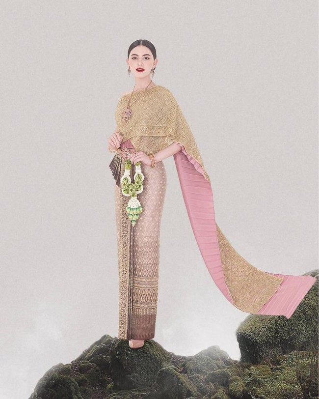 Vẻ đẹp thần thánh của các mỹ nhân hàng đầu Thái Lan trong trang phục truyền thống đón Tết Songkran - Ảnh 10.