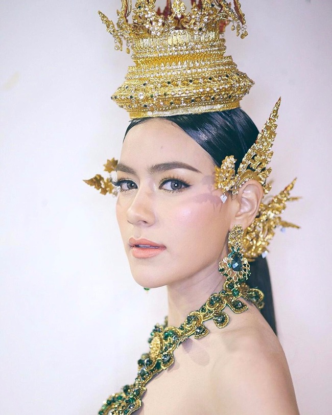 Vẻ đẹp thần thánh của các mỹ nhân hàng đầu Thái Lan trong trang phục truyền thống đón Tết Songkran - Ảnh 5.