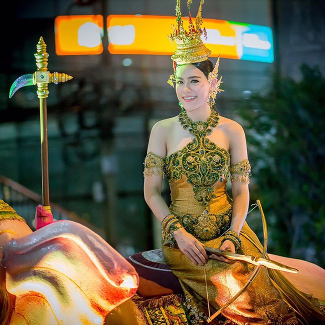 Vẻ đẹp thần thánh của các mỹ nhân hàng đầu Thái Lan trong trang phục truyền thống đón Tết Songkran - Ảnh 3.
