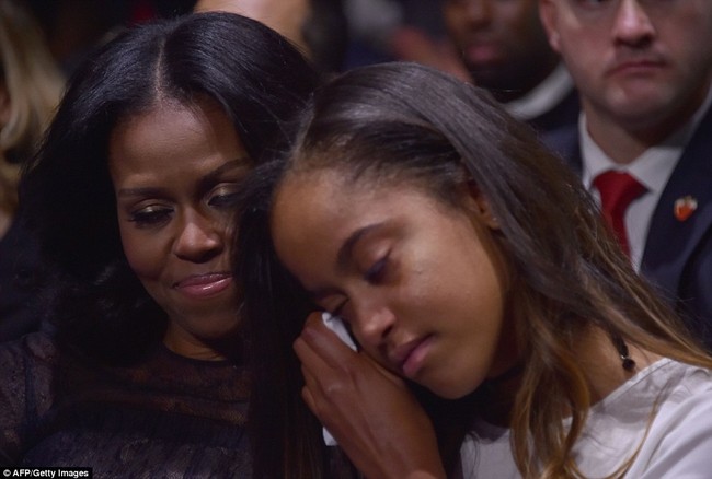 Con gái lớn nhà Obama bật khóc bên mẹ khi lắng nghe bài phát biểu chia tay của bố - Ảnh 2.