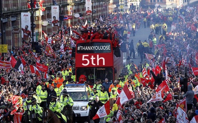 Man Utd diễu hành ăn mừng thoát biệt danh chú Sáu - Ảnh 2.