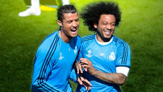 Ronaldo bị xỏ h&aacute;ng, đồng đội phấn kh&iacute;ch tột độ - Ảnh 2.