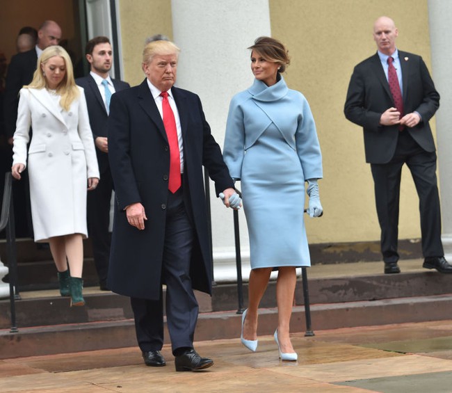 Trong lễ nhậm chức, bà Trump đã xào ngay phong cách thời trang của hai cựu Đệ nhất phu nhân! - Ảnh 2. Trong lễ nhậm chức, bà Trump đã xào ngay phong cách thời trang của hai cựu Đệ nhất phu nhân! - Ảnh 2.