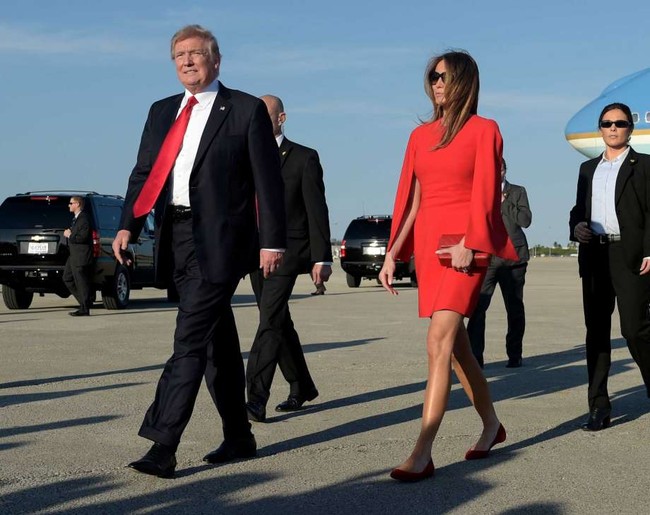 Đang to&agrave;n đi cao g&oacute;t ch&ecirc;nh v&ecirc;nh, b&agrave; Trump bỗng thay đổi 180 độ khi diện gi&agrave;y bệt hiền l&agrave;nh - Ảnh 1.