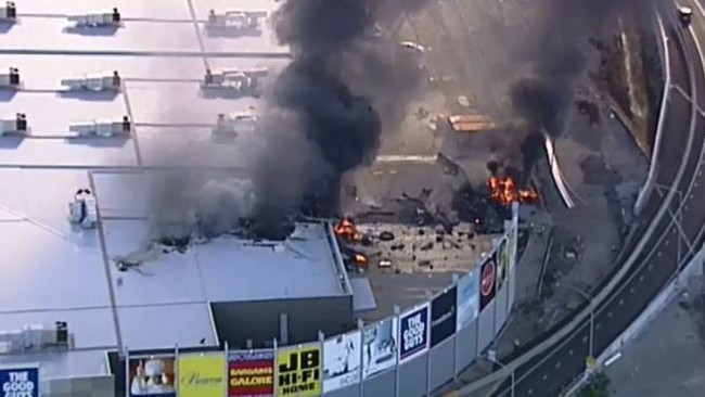 Úc: Máy bay đâm vào trung tâm thương mại, nổ kinh hoàng - Ảnh 3.