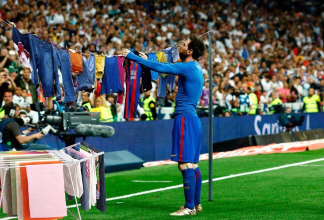 Ảnh chế: Messi biến sào huyệt Bernabeu thành sân phơi quần áo - Ảnh 1.