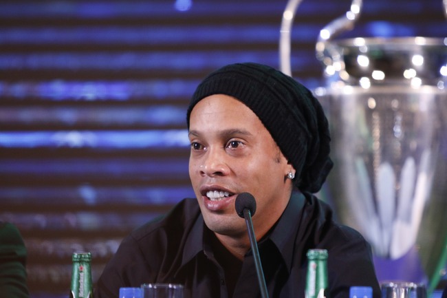 Ronaldinho: Tình yêu bóng đá của người Việt Nam không kém gì Brazil - Ảnh 1.