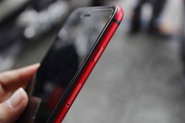 Cận cảnh dịch vụ độ vỏ màu ĐỎ RỰC cho iPhone tại Việt Nam, giá khoảng 1 triệu đồng - Ảnh 14.