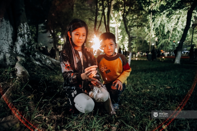 Ch&ugrave;m ảnh: H&agrave; Nội - một đ&ecirc;m giao thừa ấm &aacute;p v&agrave; đầy ngọt ng&agrave;o! - Ảnh 16.