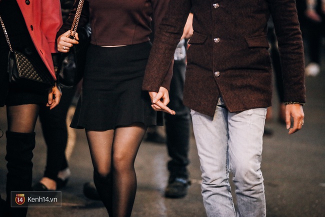 Ch&ugrave;m ảnh: H&agrave; Nội - một đ&ecirc;m giao thừa ấm &aacute;p v&agrave; đầy ngọt ng&agrave;o! - Ảnh 10.