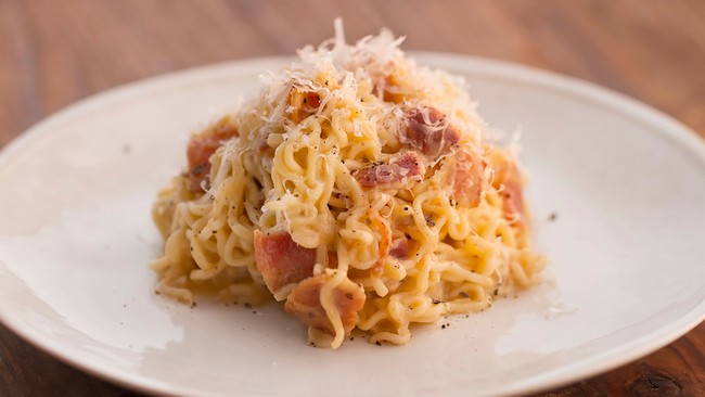 Nửa đêm đói bụng, hãy làm ngay đĩa mì gói phiên bản Carbonara siêu ngon này - Ảnh 9.