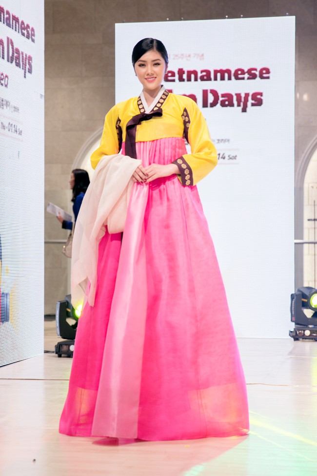 Lần đầu mặc Hanbok, Hoa hậu Huỳnh Ti&ecirc;n xinh đẹp đọ sắc c&ugrave;ng Miss Korea 2016 - Ảnh 8.